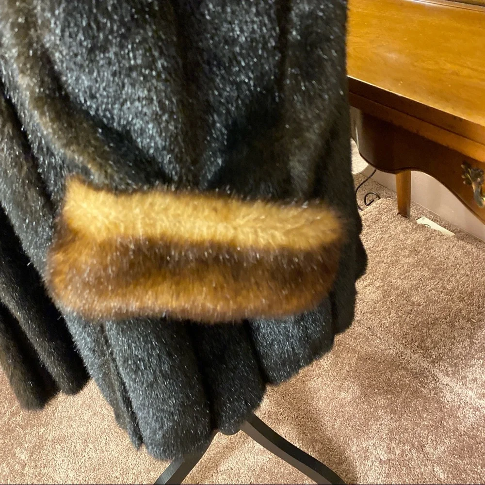 Pamela McCoy Faux Fur Coat.  EUC. - Picture 15 of 16